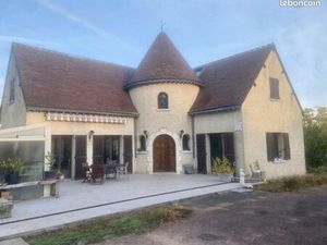 Grande maison lumineuse entourée de verdure