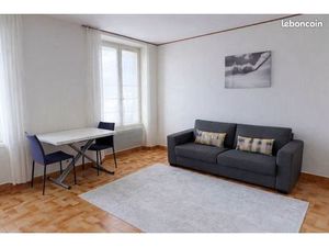 Grand studio meublé lumineux – Hyper centre Aix-les-Bains