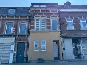 Rez-de-chaussée une chambre avec bureau et grande terrasse.