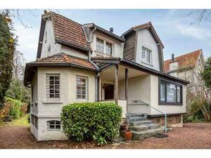 Villa de charme avec cabinet médical sur 10a49  3 ch  garage