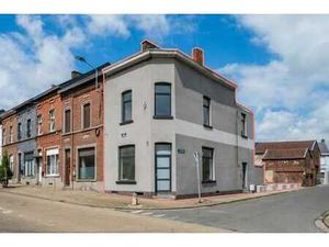 Immeuble mixte idéalement situé à Courcelles!