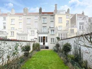 Cinquantenaire: maison de caractère 6 ch. jardin sud-ouest