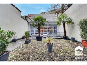 Arrière Maison d'architecte avec Cour et Garage