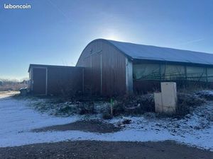 Terrain avec abri 4000m2 eau et électricité