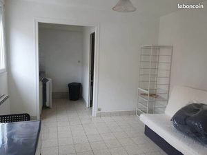 Particulier loue studio meublé centre-ville de Saint-Quentin à cinq minutes à pied de l'éc