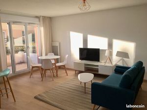 T2 avec terrasse  garage et piscine  1300 euros TTC