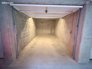 Box fermé de 15 m² avec prise et lumière