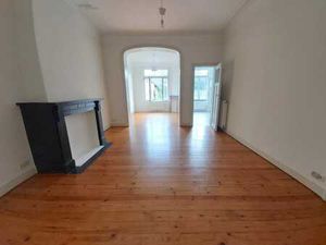 Dans charmant petit immeuble   bel appt 100m² pqt 2 chs