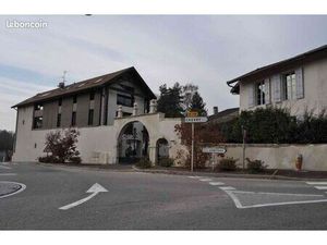 Dans une grange rénovée  appartement T2 (50m²) moderne meublé