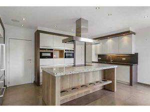 Magazijn met een luxueuze gezinswoning in het landelijke ...