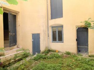 Agréable appartement  niché au cœur historique de NARBONNE  avec sa cour privative