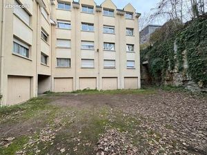 Garage/box fermé au pied de l'université campus 1