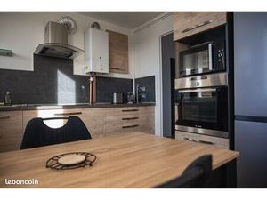 T3 rénové 71 5 m² – Dernier étage – Vue Monts du Cantal – Balcon + Cave