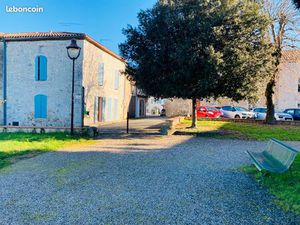 Location Maison en pierre F3 dans village médiéval