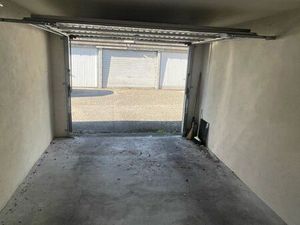 Box fermé 14m2. Accès sécurisé par portail automatique