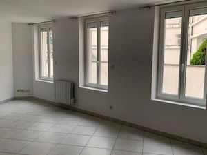 Barbezieux centre ville location maison F 2 avec garage