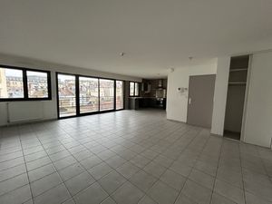 Appartement de type 4 au dernier étage avec stationnement