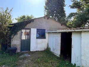 Challans - Centre-ville - Ensemble de garages à réhabiliter