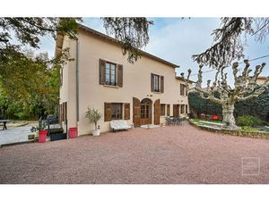 Chasselay - Propriété 5 pièces de 202 m² en parfait état