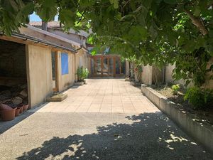 Maison de village de trois chambres avec jardin