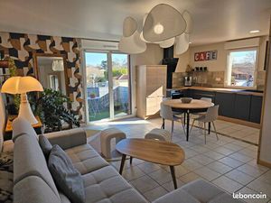 T3 65 m² traversant dernier étage. Balcon donnant sur jardin. Cuisine neuve. Cellier. 2 pa