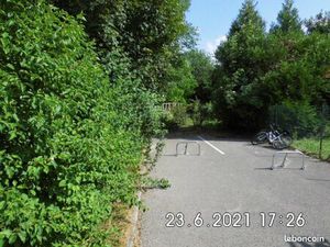 Ach1PKG c4800E ou2c9500E. 2 Longs parkings bitumés COTE à COTE  fond de Résid qui est à 90