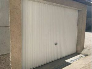 Loue garage box fermé rue de la petite Bilange