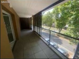 Studio  30 m2 +Terrasse 15 m2 + parking intérieur centre Narbonne