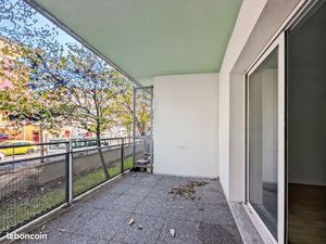 T4 traversant proche métro avec terrasse abritée et frais de notaire réduits