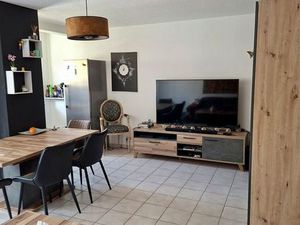 T2 bon secteur clos banet avec garage + parking + terrasse