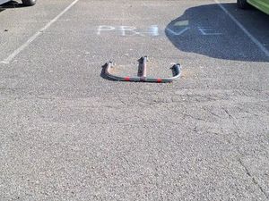 Grande place de parking extérieur