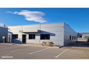 Locaux professionnels activités de bureaux et stockage sur 500 m² + parking - A louer - à 