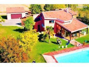 Villa architecte Jardin 2700m2. Garage. Piscine. Vue PYRENEES