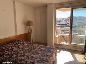 T1 petite terrasse - vue sur les toits