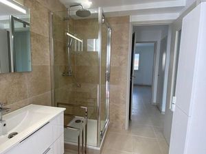 Appartement type T3 avec climatisation  place de parking  cave et garage à HYERES