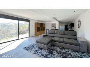 Maison moderne de plain-pied à louer