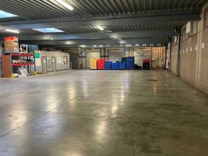 Superbe entrepôt 1.300m2 avec 6 quais couverts