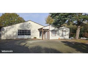 Local 235 m² Le Cellier