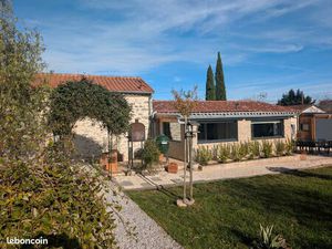 Longère en pierre atypique