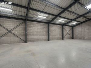 Entrepot + bureau + logement de gardien