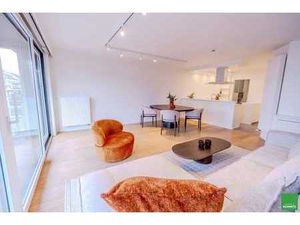 Bel appartement spacieux à deux chambres avec large façad...