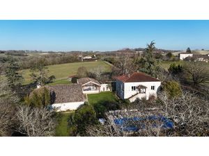 Charmant domaine de campagne avec deux maisons et piscine