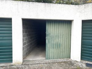 ANGERS PATTON : à vendre  grand garage fermé