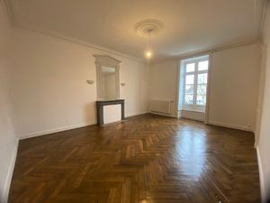 Grand appartement de 113 m2 avec cachet  moulures et beaux p