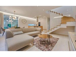 3 PIECES EN DUPLEX SUD EST PARKING 10MIN METRO 8