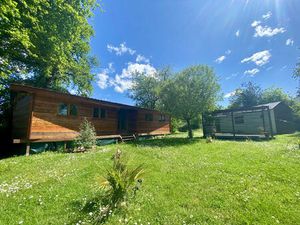 Un ensemble de petites maisons dans un hameau calme