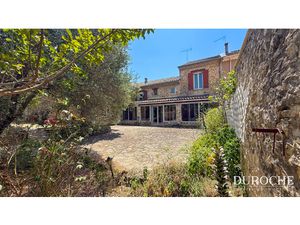 PIOLENC  Mas de village - 4 chambres  hangar et jardin.