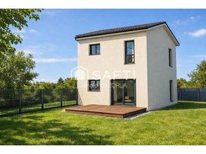 Belle maison contemporaine à l'entrée du village.