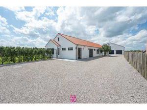 Une villa jumelée entièrement rénovée avec 4 chambres à c...