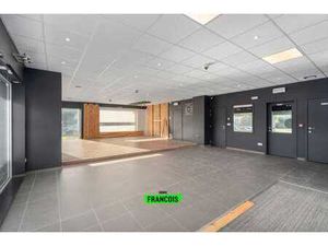 Surface commerciale au rez-de-chaussée avec PEB A et parking